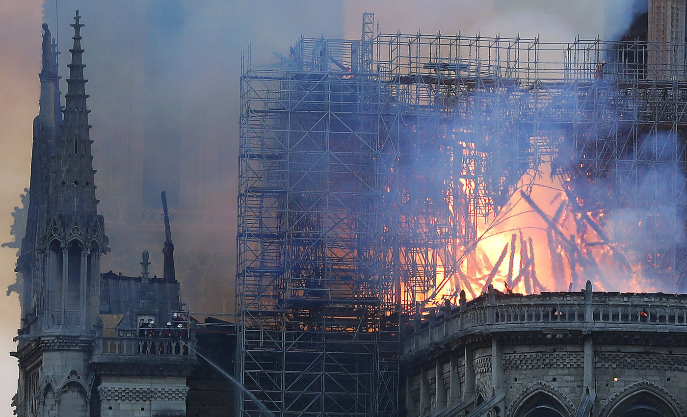 Notre-Dame: dohányoztak az állványokon | Világgazdaság