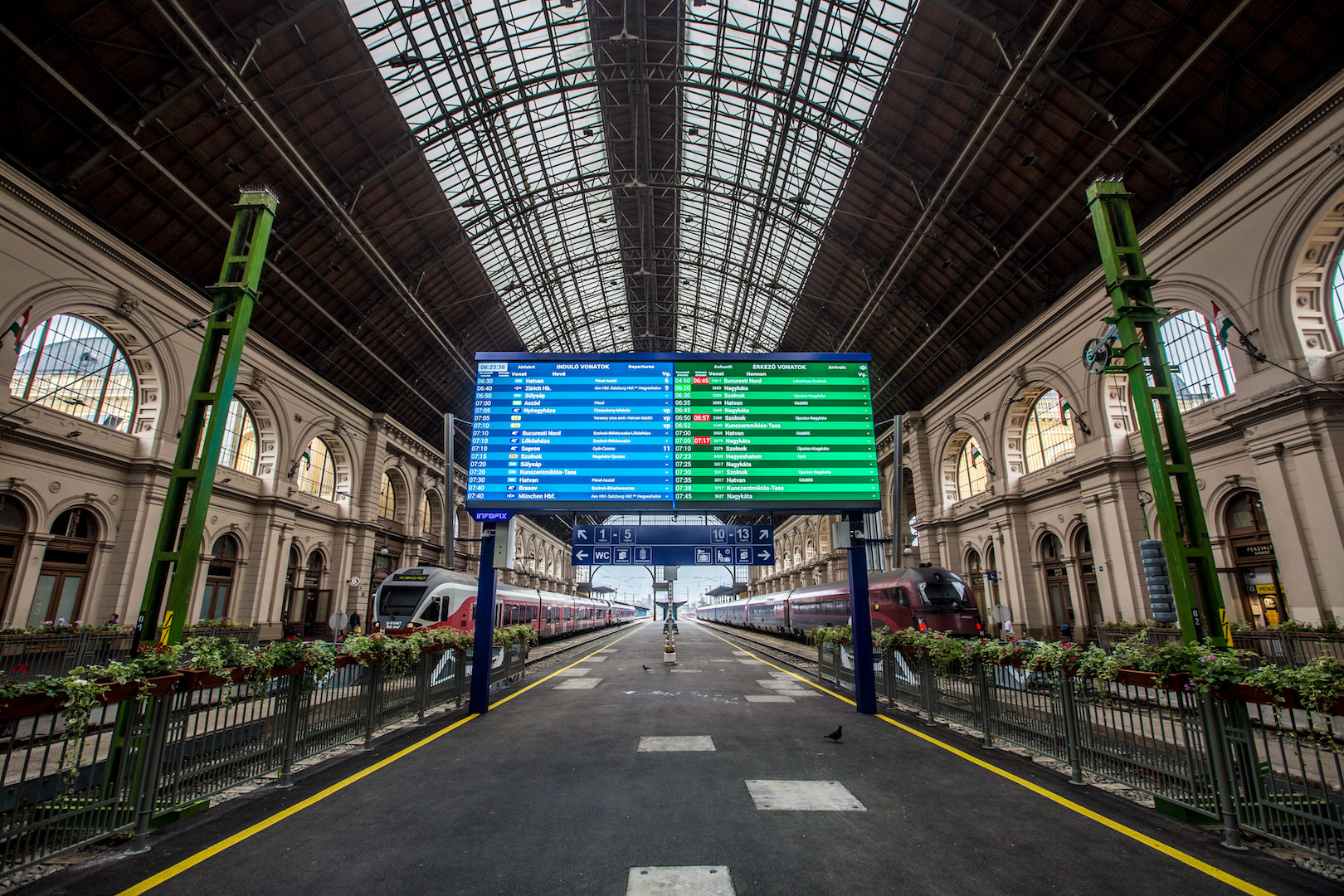 Hatalmas LED-fal fogadja az embereket a Keleti pályaudvaron! - E-volution