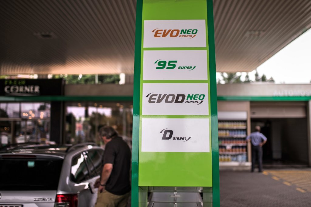 Rossz hír az autósoknak, emelkedik a benzin és a gázolaj ára