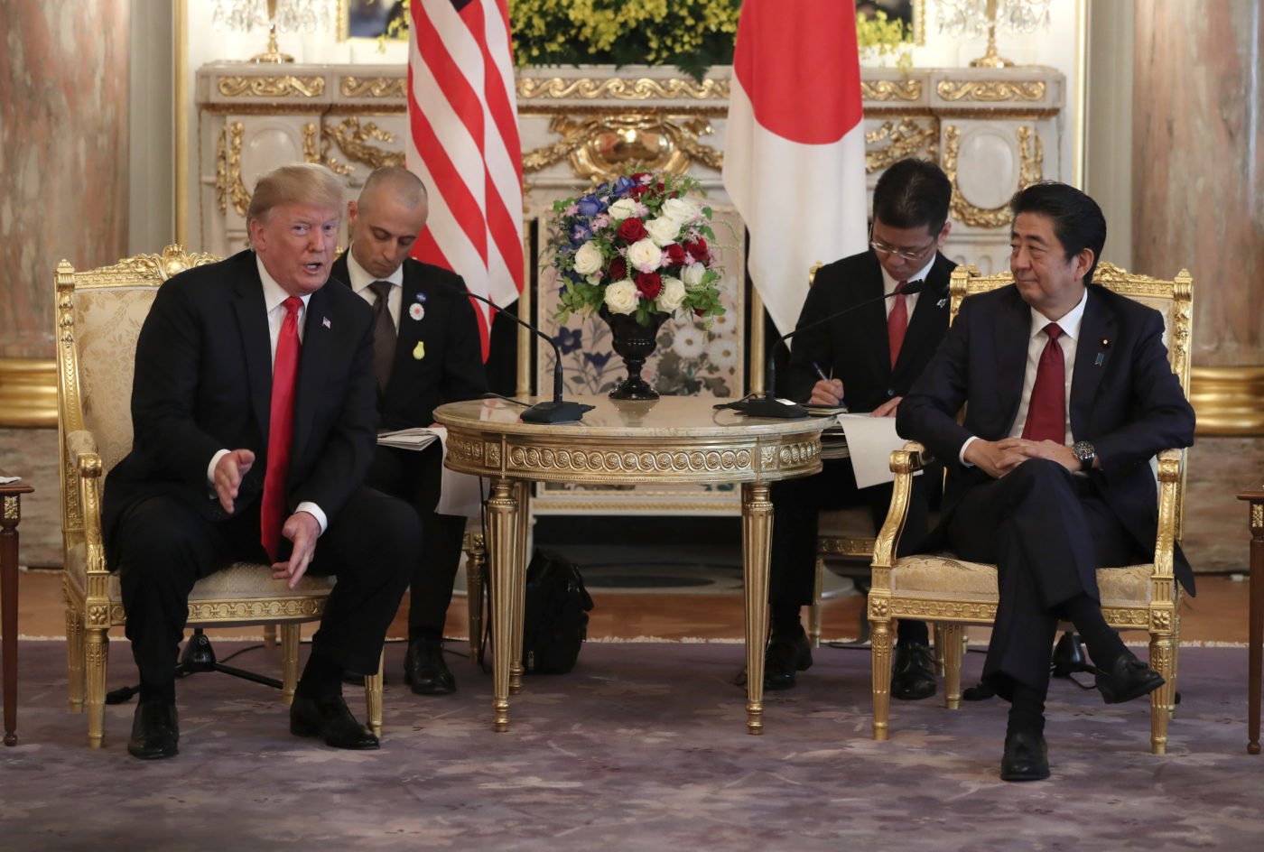 Trump a japánokat használná, hogy tárgyalhasson Iránnal