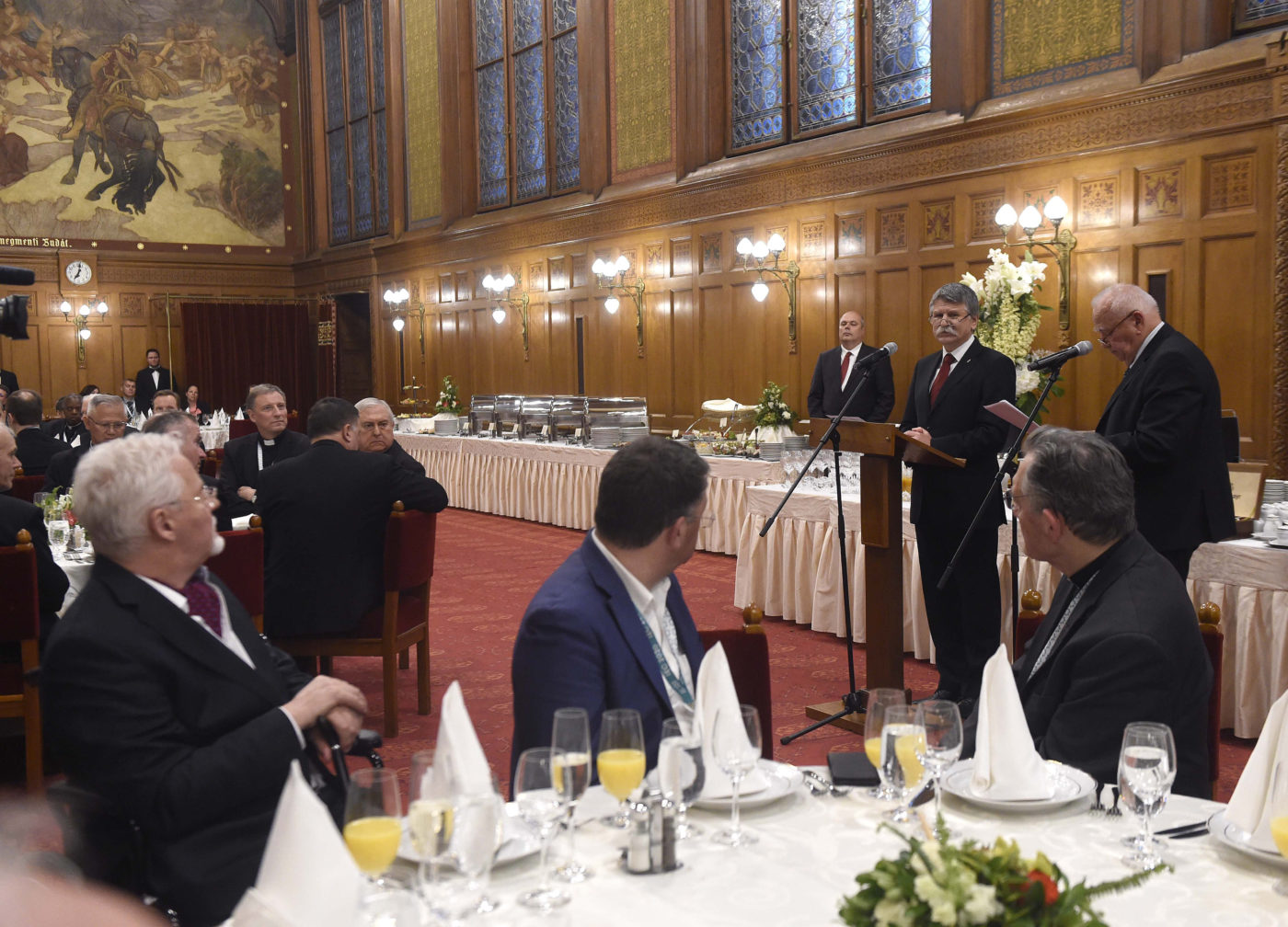 Több milliárd eurós támogatást adott a kormány az egyházaknak