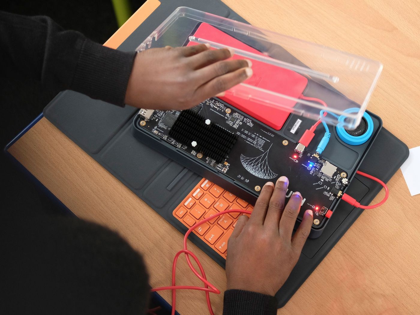 Amikor a gyerek maga rakja össze a gépet, amivel netezik - E-volution