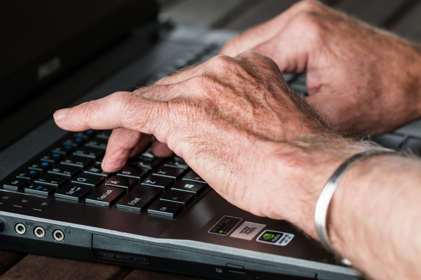 Az idősek internetes átverése miatt aggódnak a magyarok