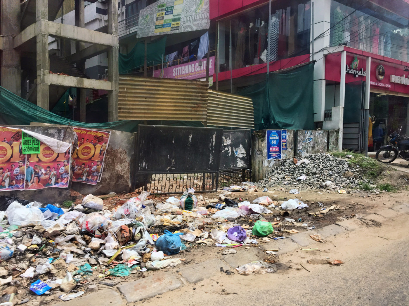 Lassan magasabb az indiai szeméthegy, mint a Tádzs Mahal