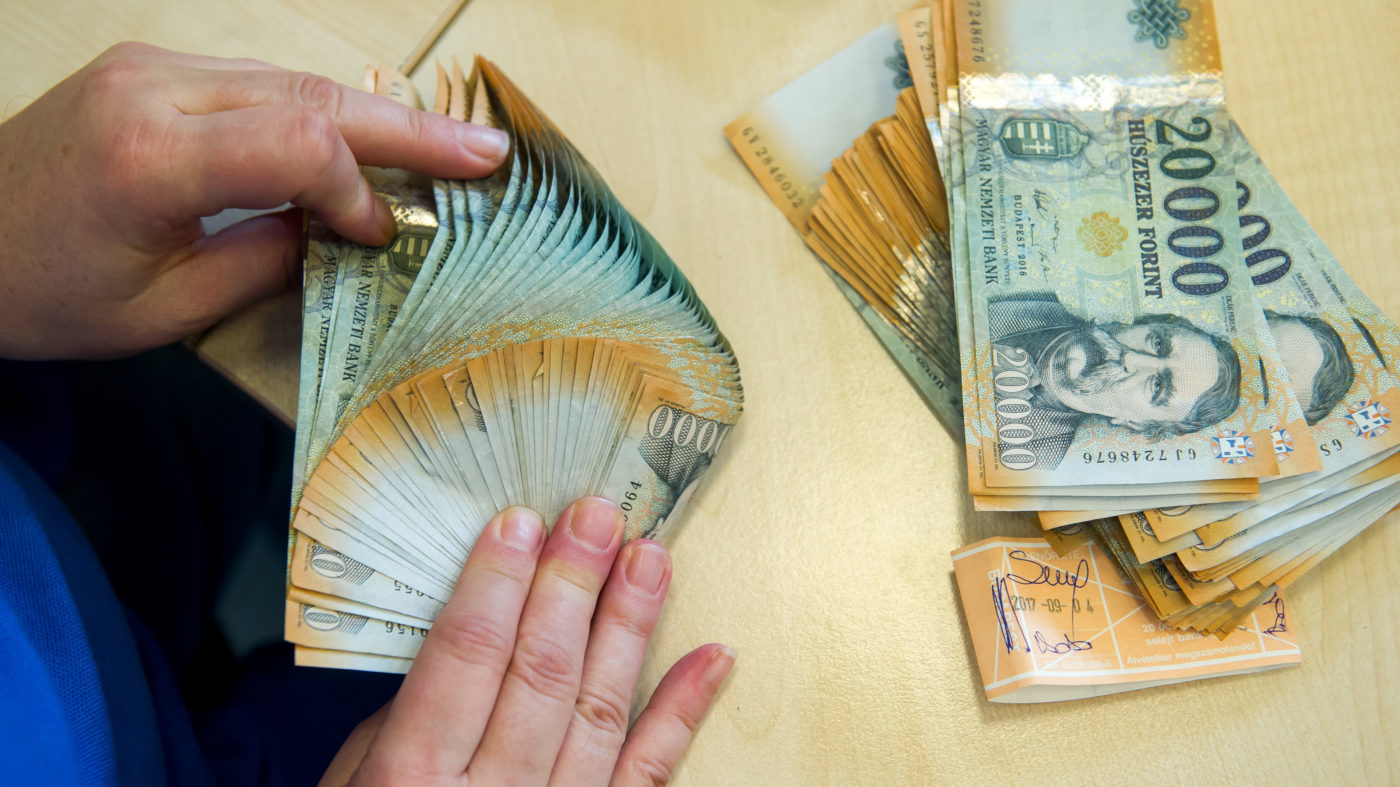 Még mindig sokan fizetnek készpénzzel, mert így szokták meg