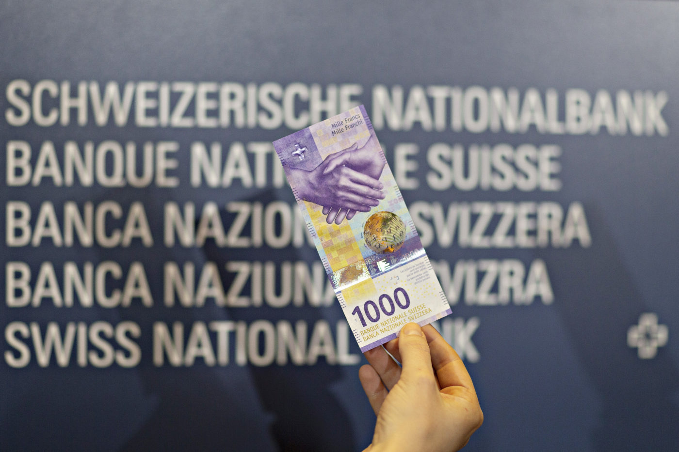A jegybankra vár a túl erős frank
