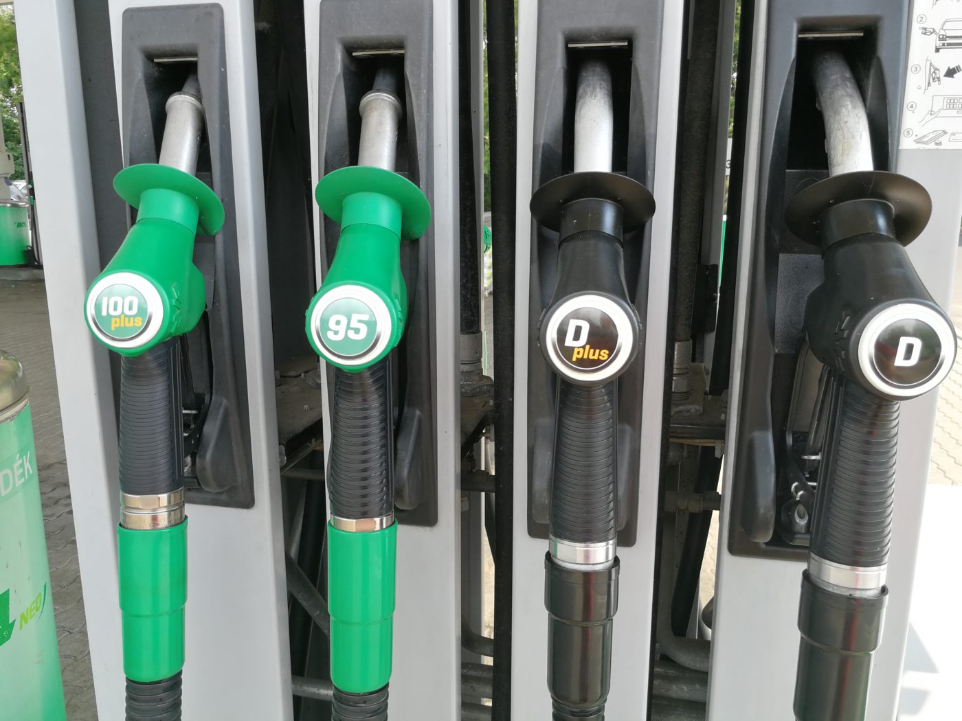 Emelkedik a benzin ára péntektől
