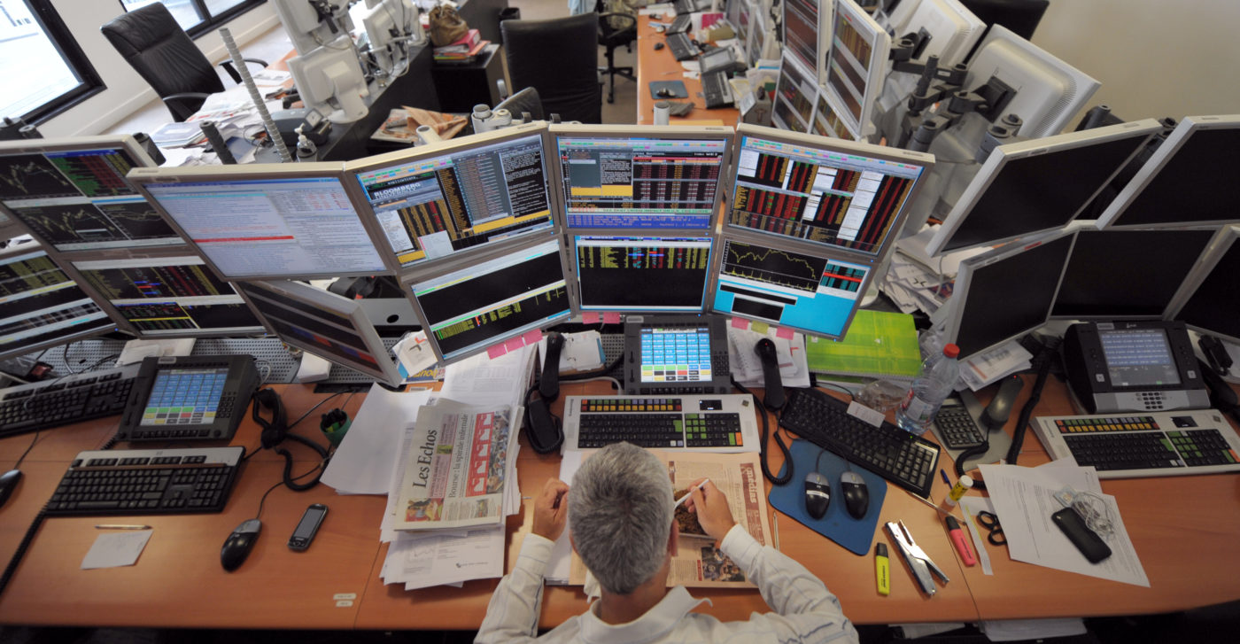 Júniusban gyengültek a vezető részvények és csökkent a forgalom is