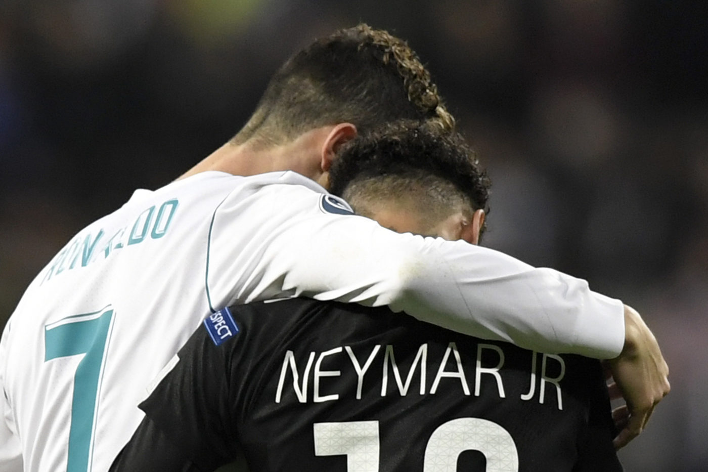 Neymar és Cristiano Ronaldo egymásnak esett egy forgatáson