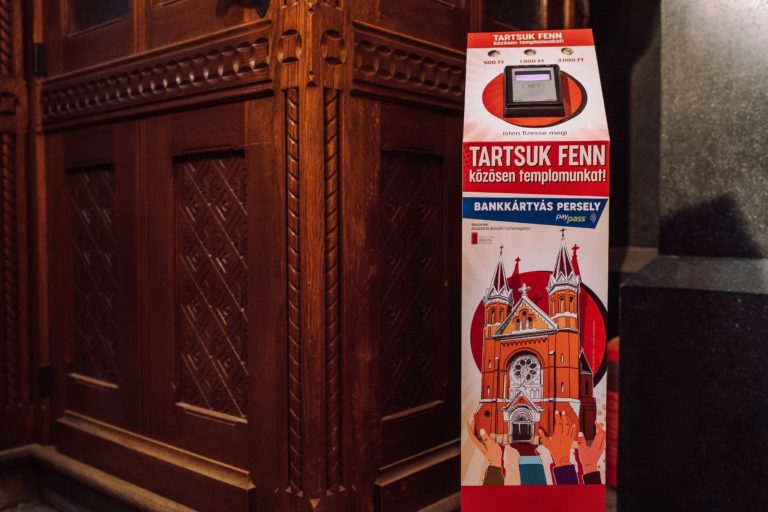Pay-pass-os bankkártyával adakozhatunk a Jézus Szíve-tempomban