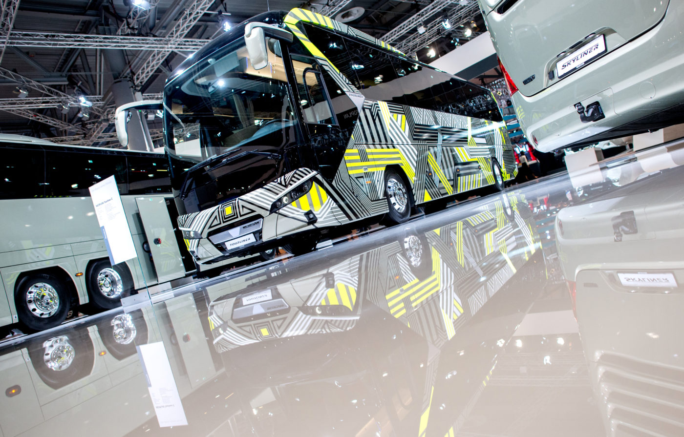 Új távolsági buszokat adtak át