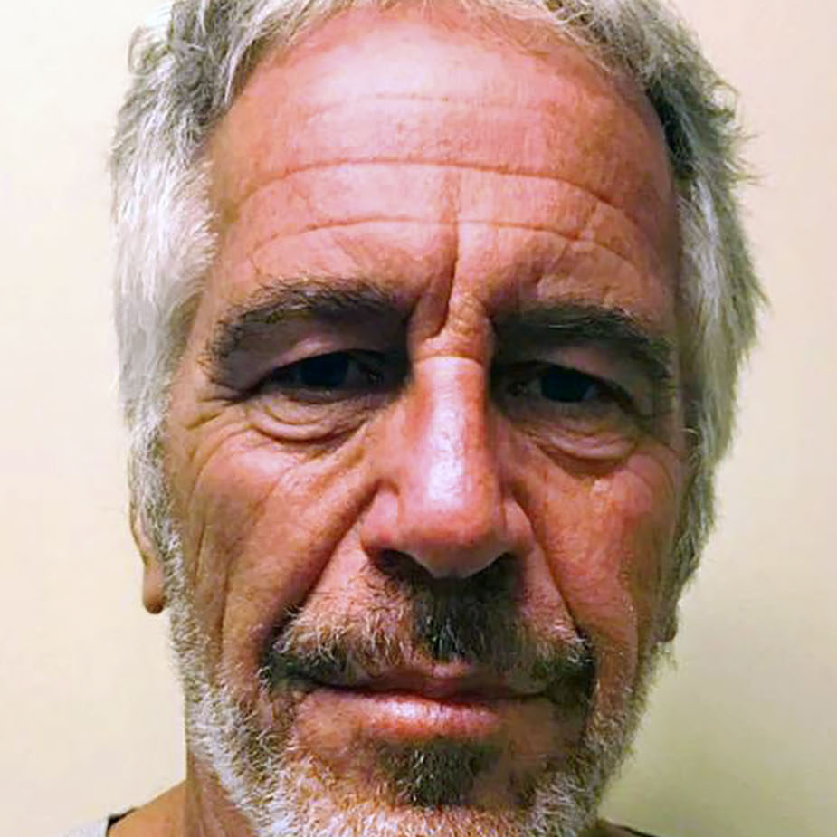 Az amerikai milliárdos egyik áldozata politikusokat is megvádolt zaklatással