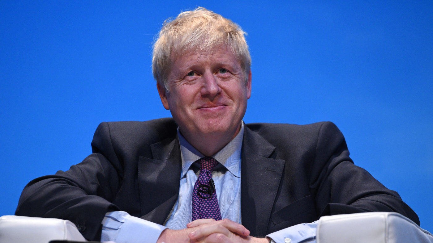 Johnson sok pénzt pumpál a brit egészségügybe