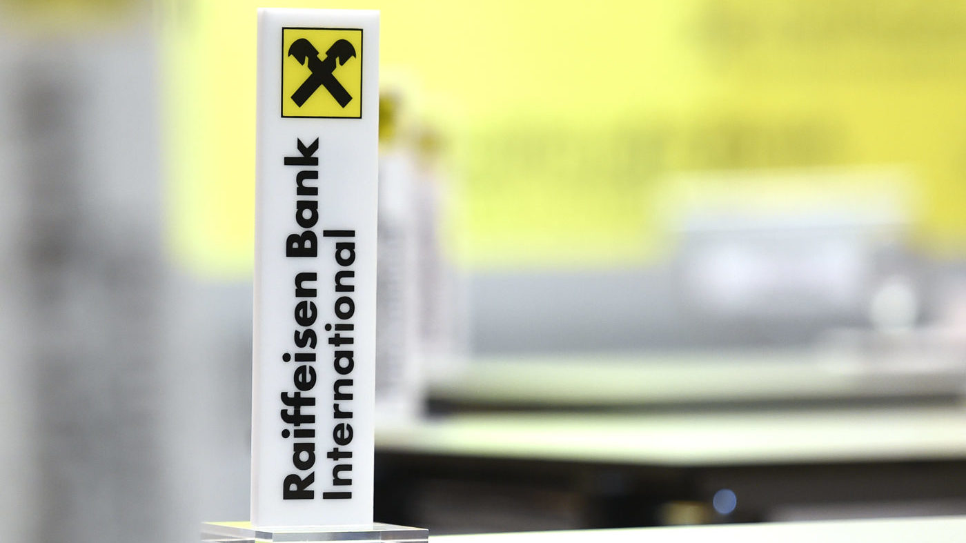 Komoly összeget fizet bizonyos ügyfeleinek a Raiffeisen