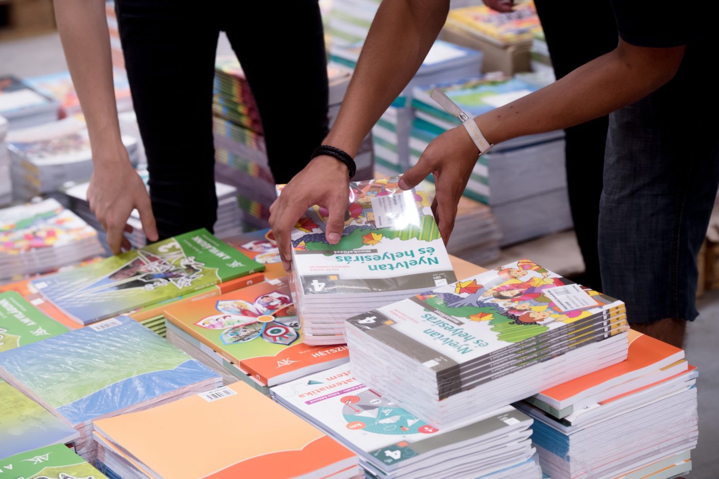 Megérkeztek a tankönyvek az iskolákba