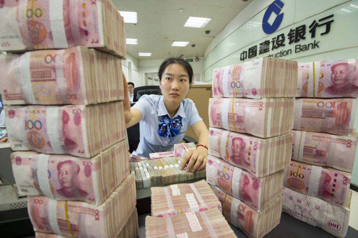 Stabilizálódott a jüan, de a tőzsdék estek