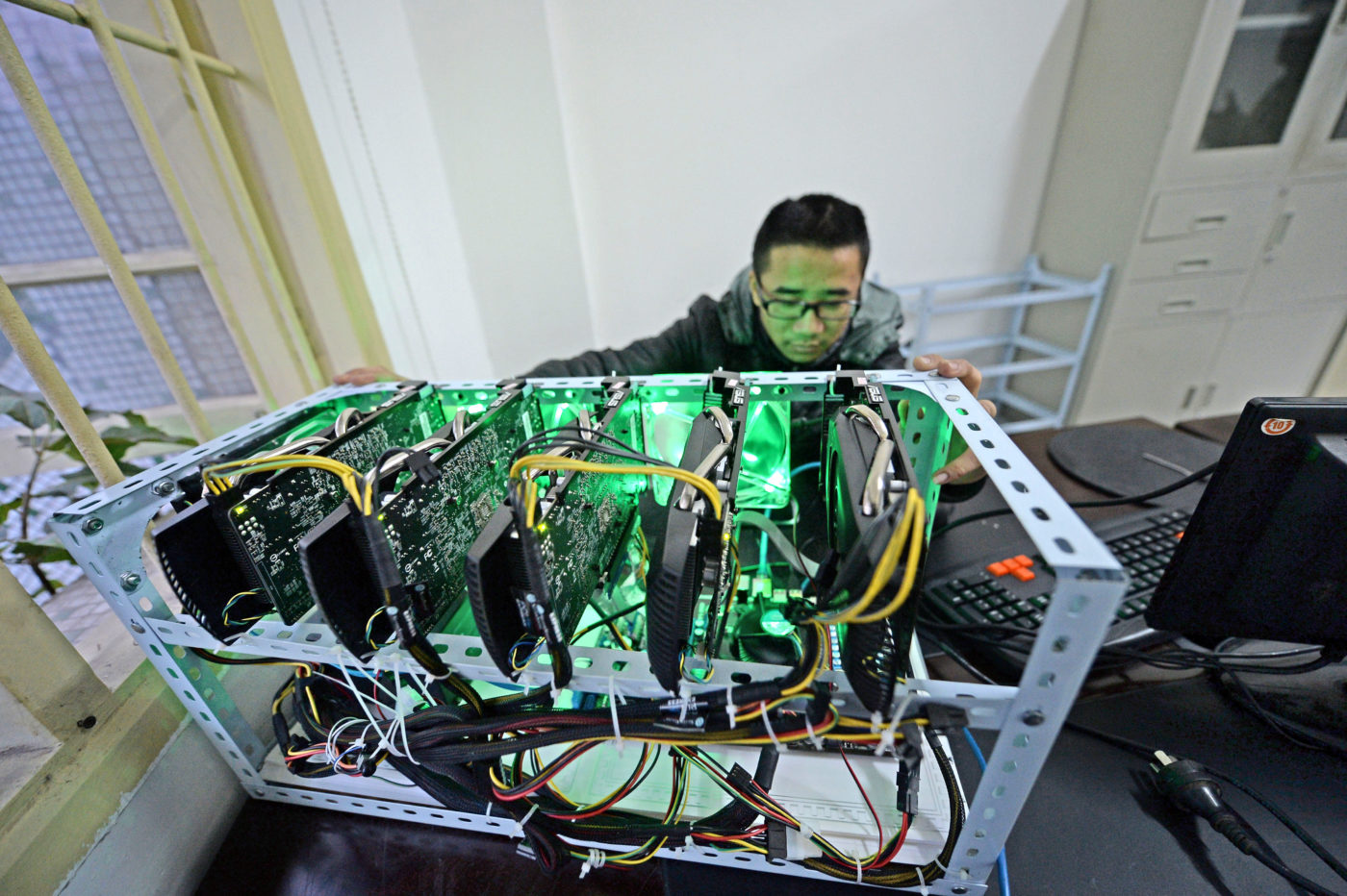 Tömérdek pénzt költünk a hekkerek miatt