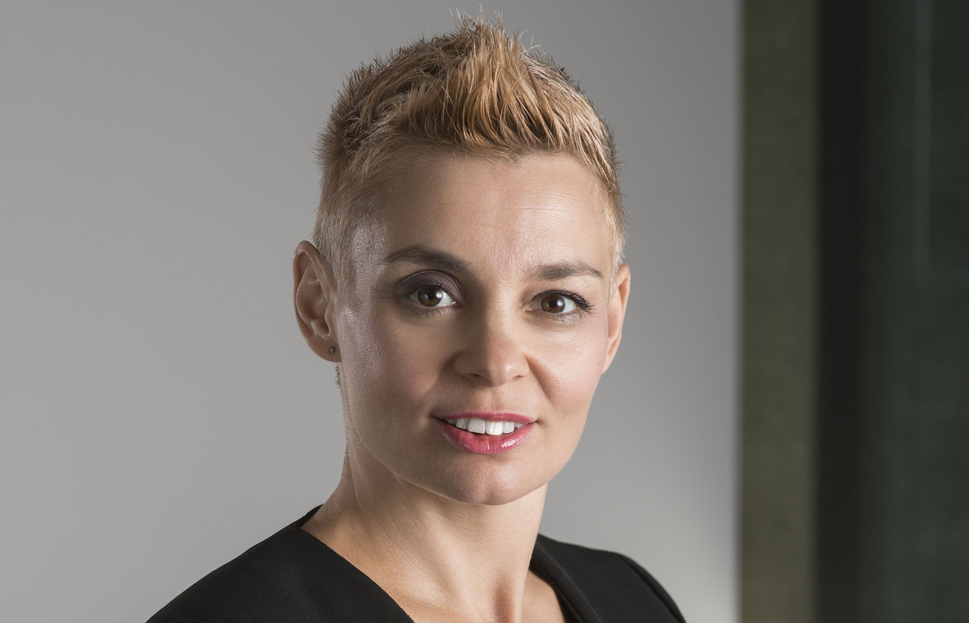 A lakásügyeket nem lehet robotokkal elintézni - Interjúk