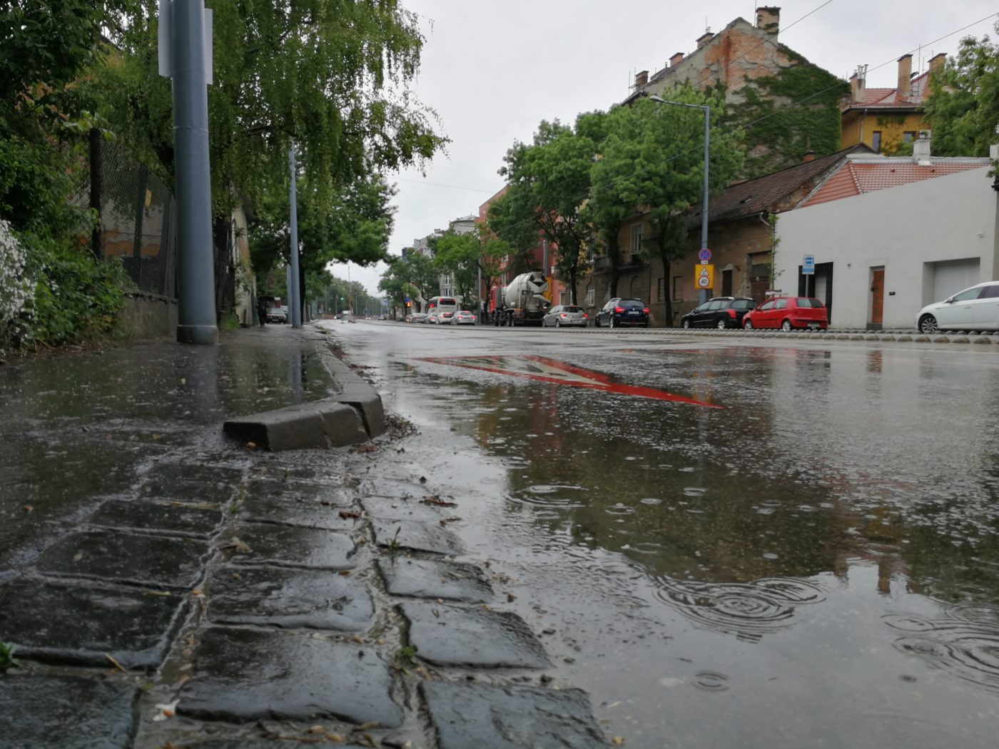 Az időjárás kettészakította az országot