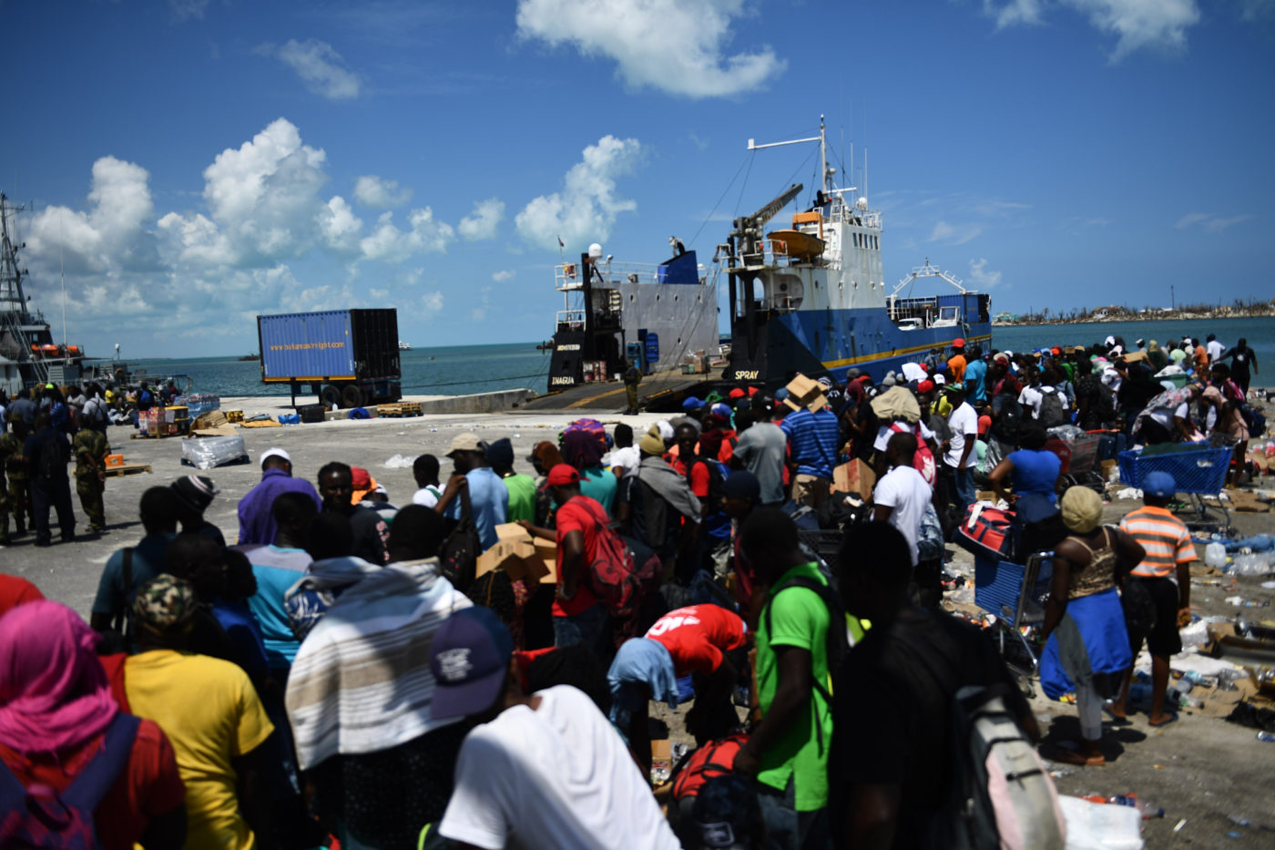 Dorian: Ezrek menekülnek a Bahamák letarolt szigeteiről