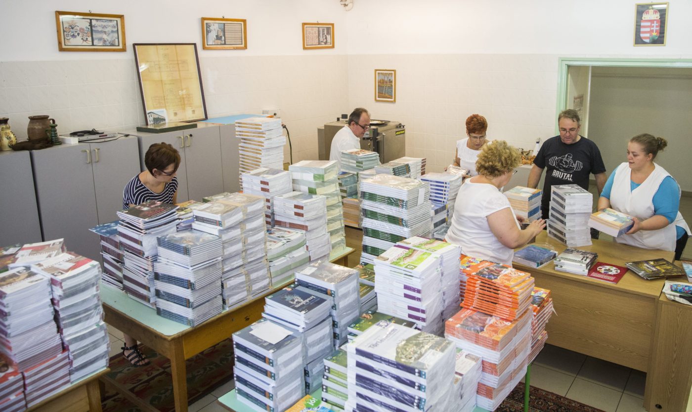 Egy nagycsaládnak nagy segítség az ingyenes tankönyv és az étkezés