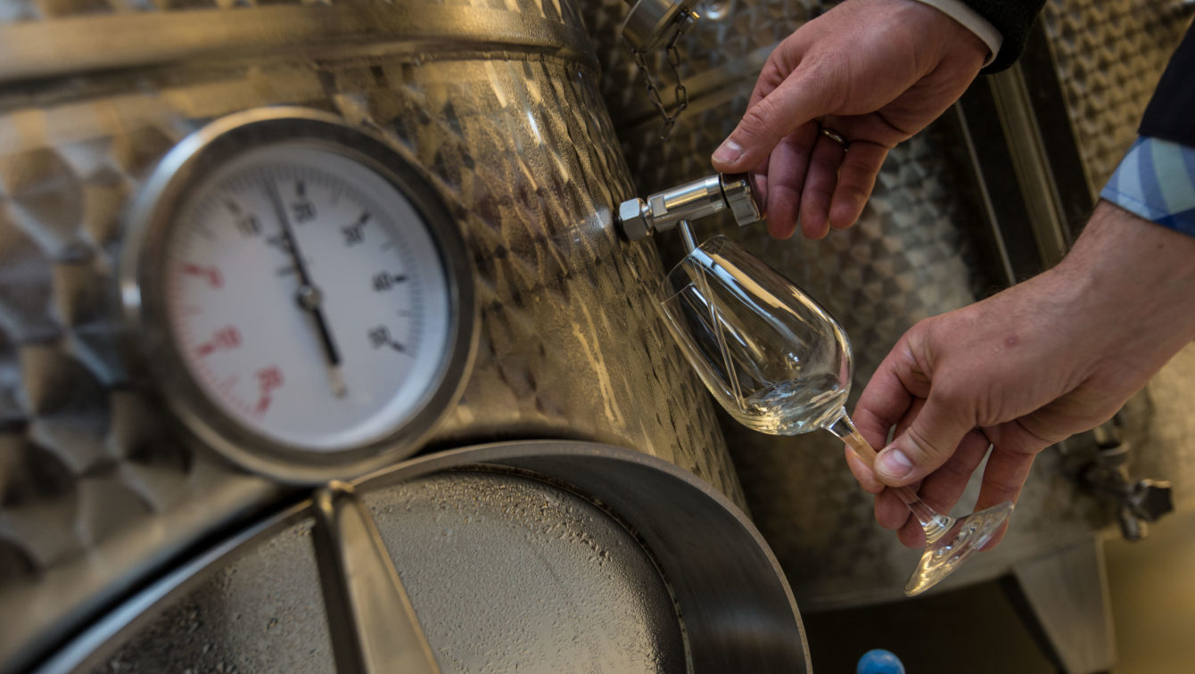 Olcsón kerül ki a magyar bor a pincékből a piacra