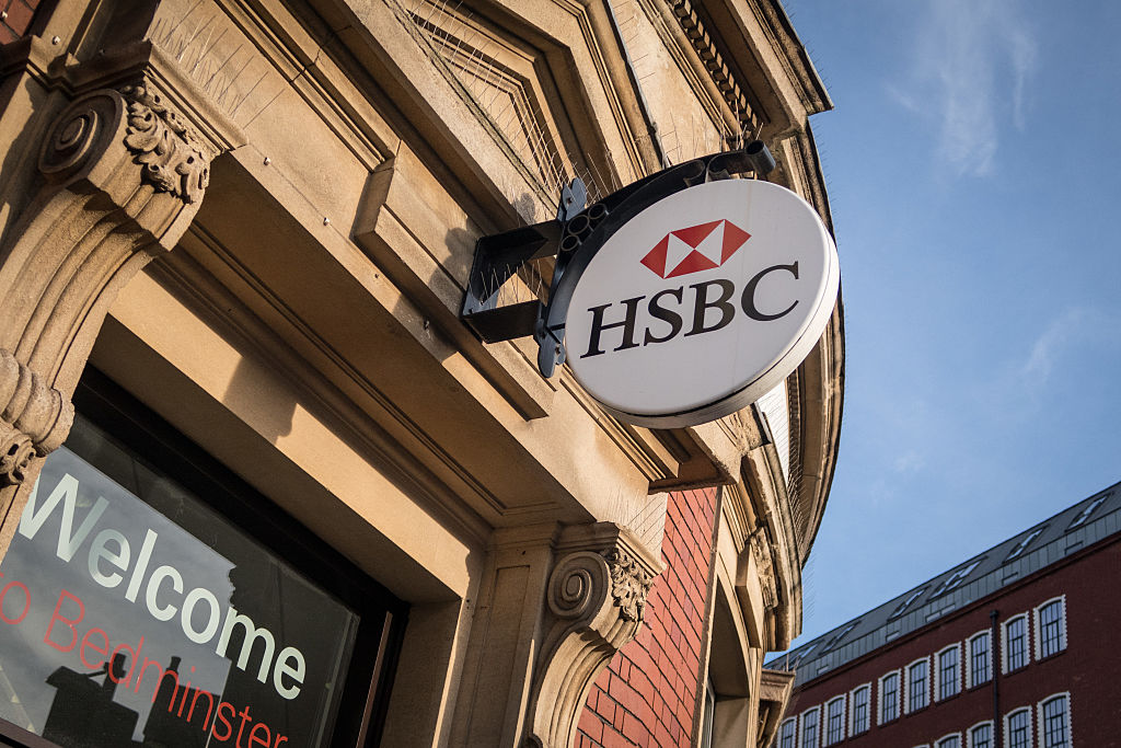 HSBC: utili semestrali in crescita, si dimette a.d. Flint