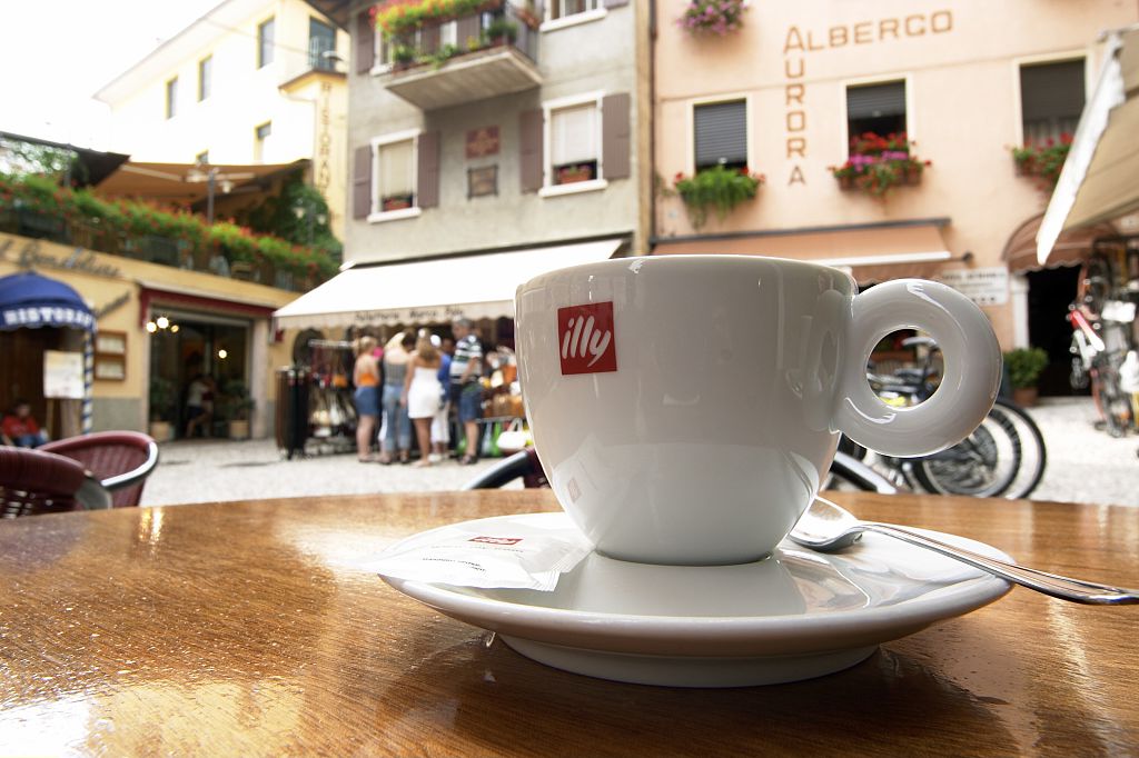 Risparmiare tagliando le piccole spese: un caffè? Sono 1.900 euro in cinque anni