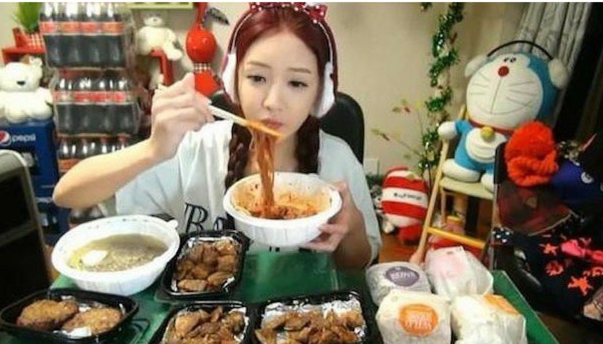 La Cina vuole vietare il mukbang per combattere lo spreco alimentare
