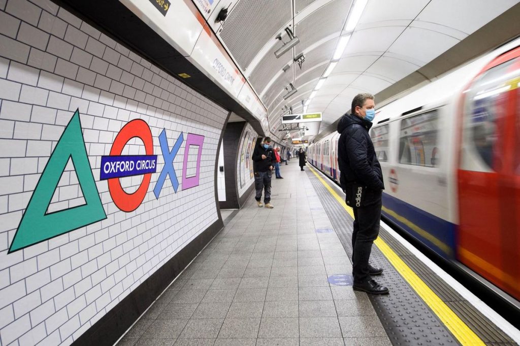 Lancio di PlayStation 5 a Londra: Sony ha brandizzato la metropolitana