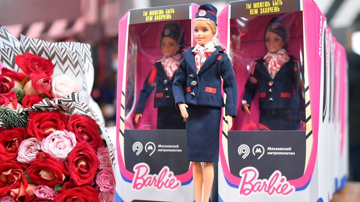 Barbie in edizione limitata: la metro di Mosca celebra le macchiniste