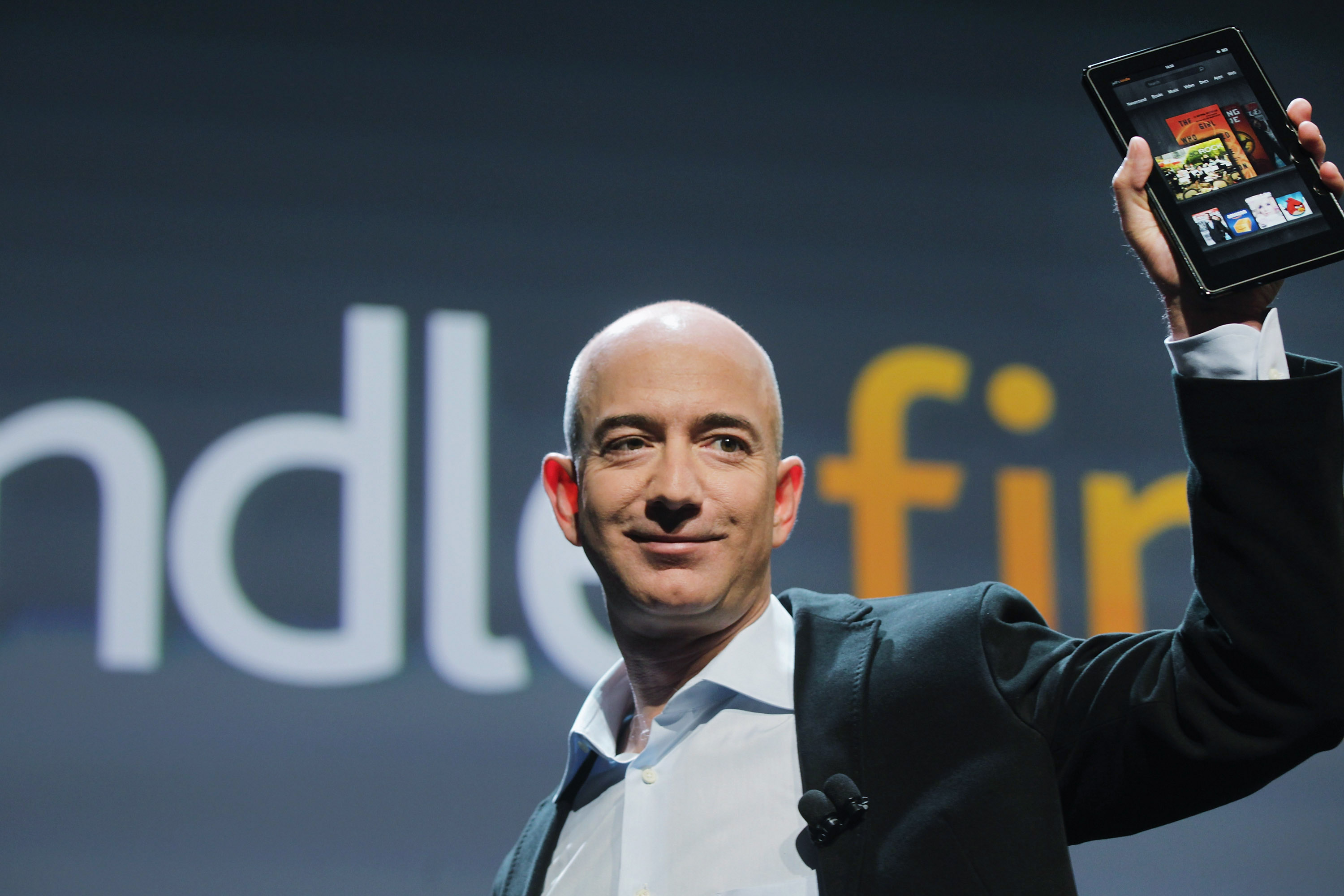 Bezos fa lo sgambetto a Musk, torna l'uomo più ricco al mondo