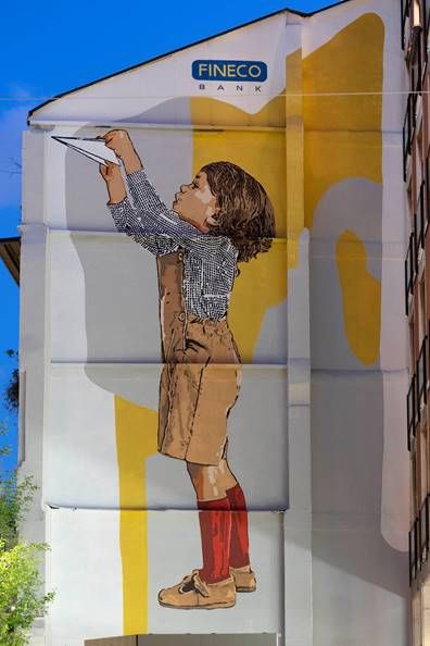 Il secondo dei murales di Fineco raffigura una bambina che gioca con un aeroplanino