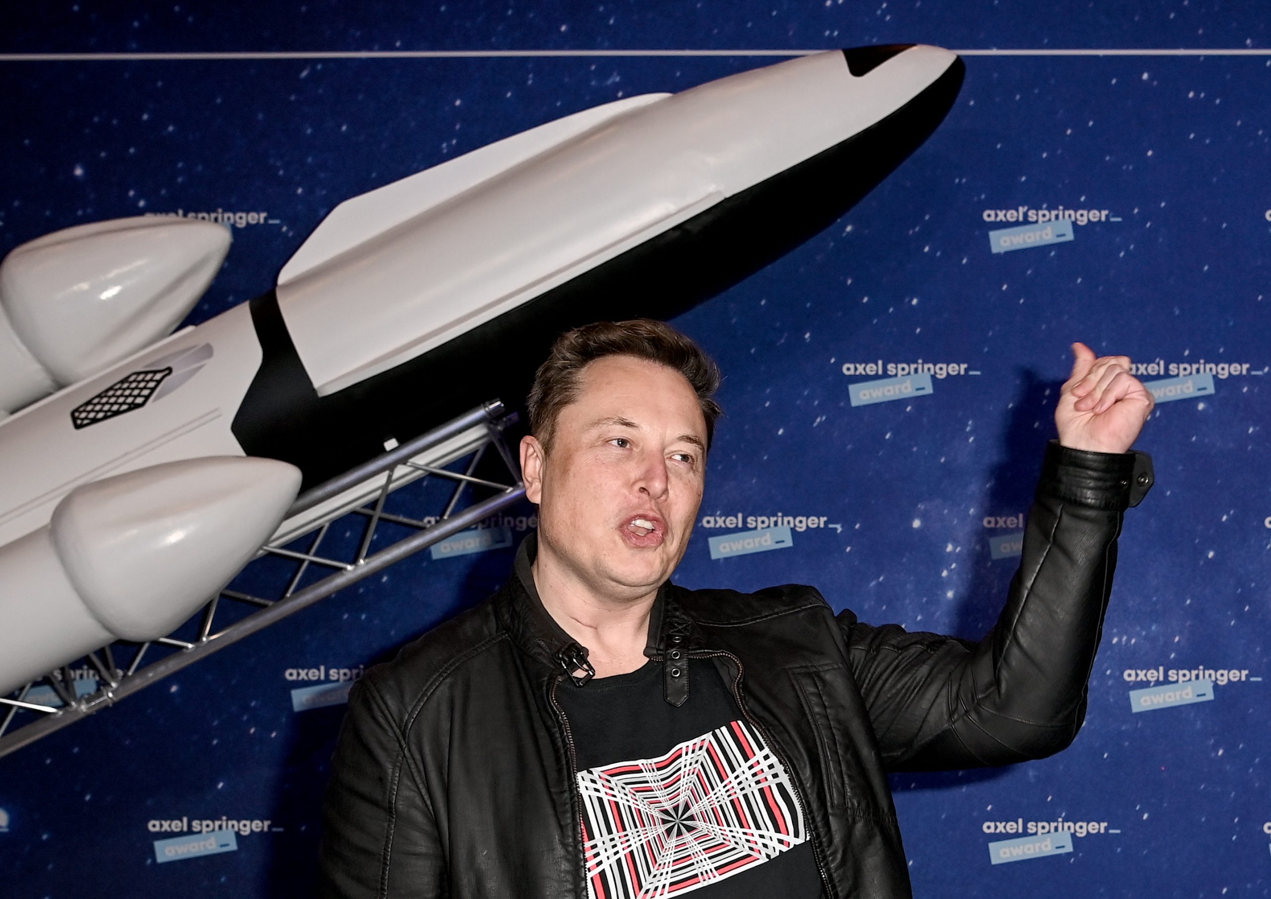 Elon Musk ora non pensa a Bitcoin, ma a quotare un pezzo di SpaceX