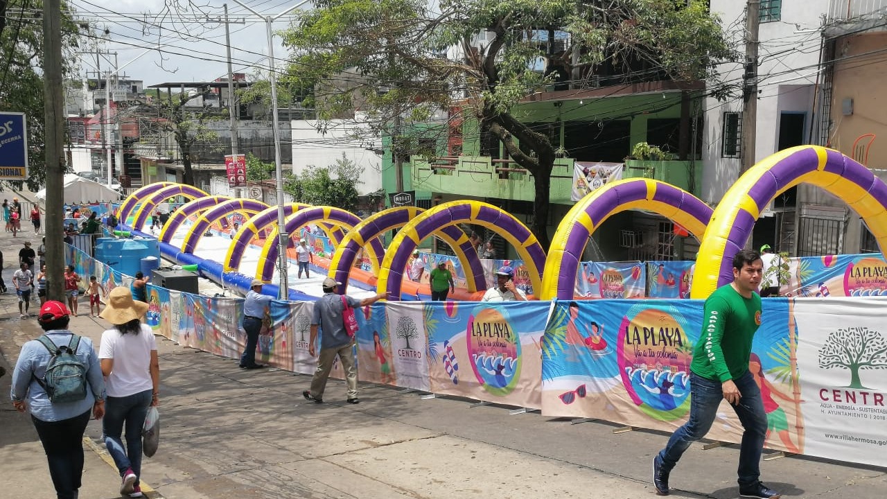 Más de 6 mil personas han disfrutado de los toboganes 'callejeros' de Villahermosa, Tabasco.