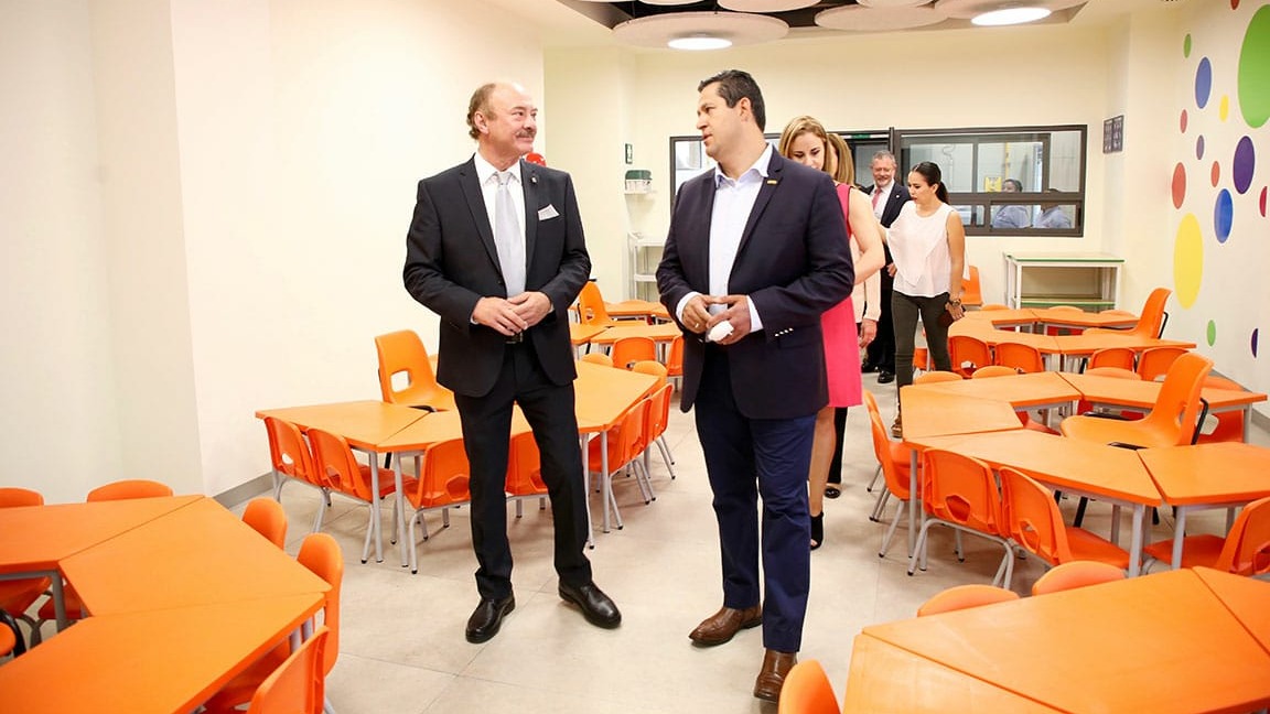 El delegado del IMSS y el gobernador Diego Sinhue, en un recorrido por las instalaciones de la guardería.