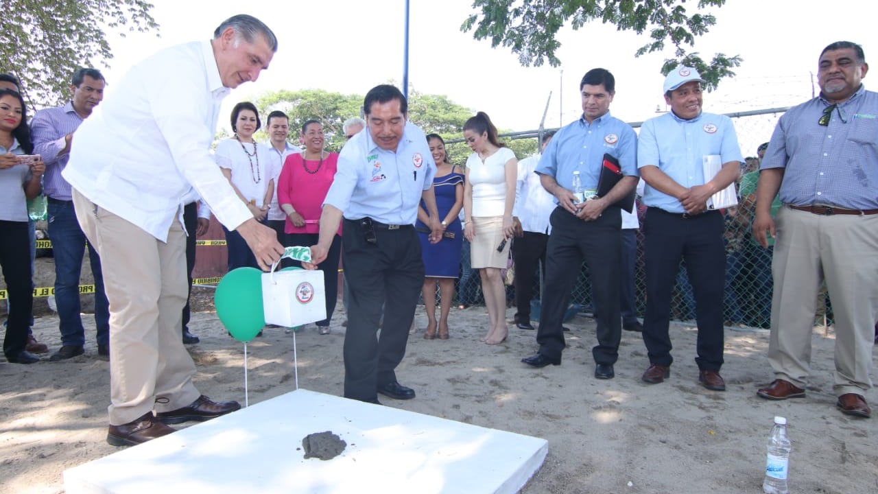 El gobernador de Tabasco pone la primera piedra.