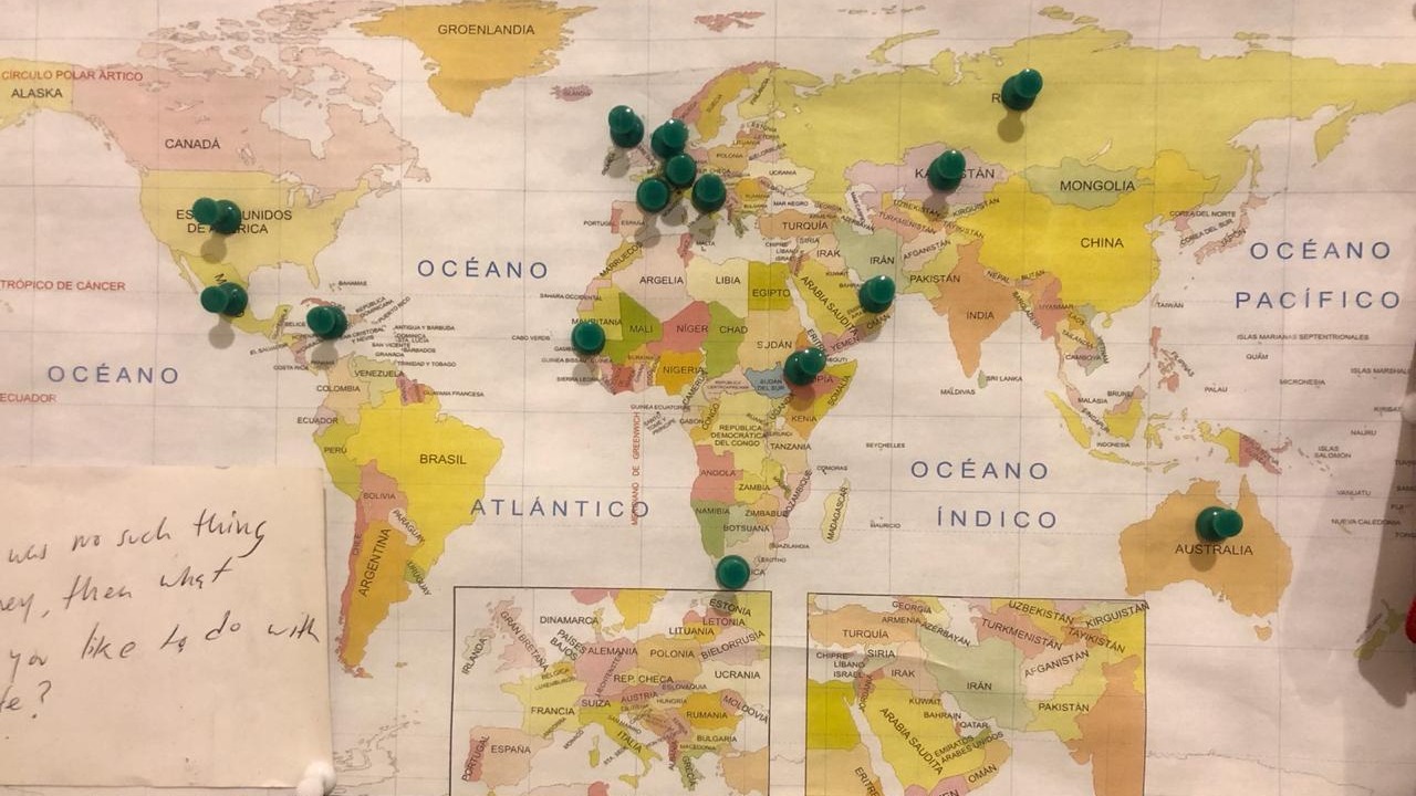 Alesh marca en un mapa en su oficina los países de las firmas con las que ha negociado.