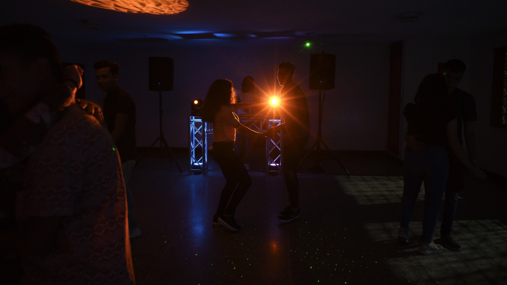 Una pareja joven bailando en un bar en Caracas.