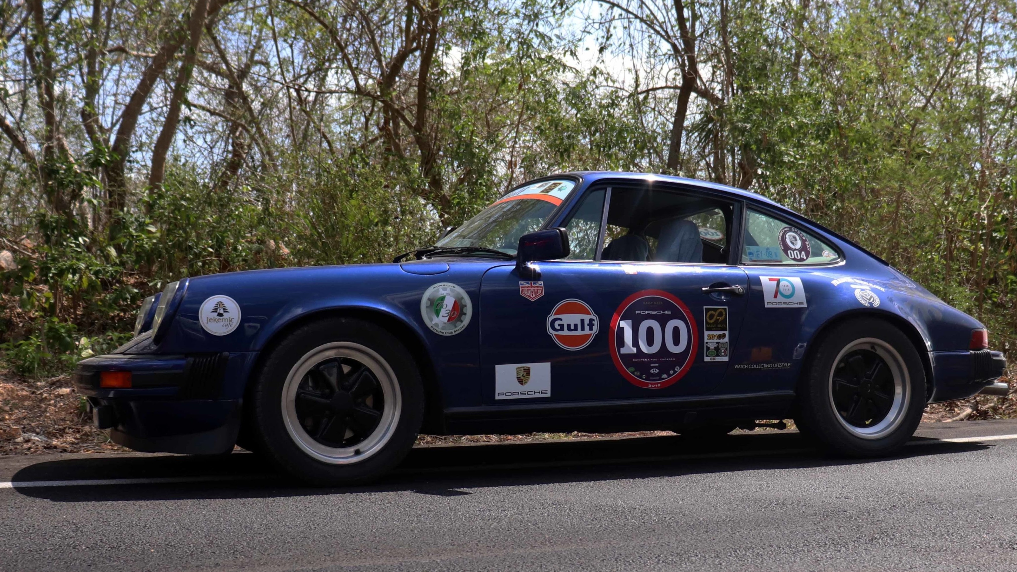 El Porsche 911 de 1978, marcado con el número 100 fue el ganador del Rally Maya 2019.