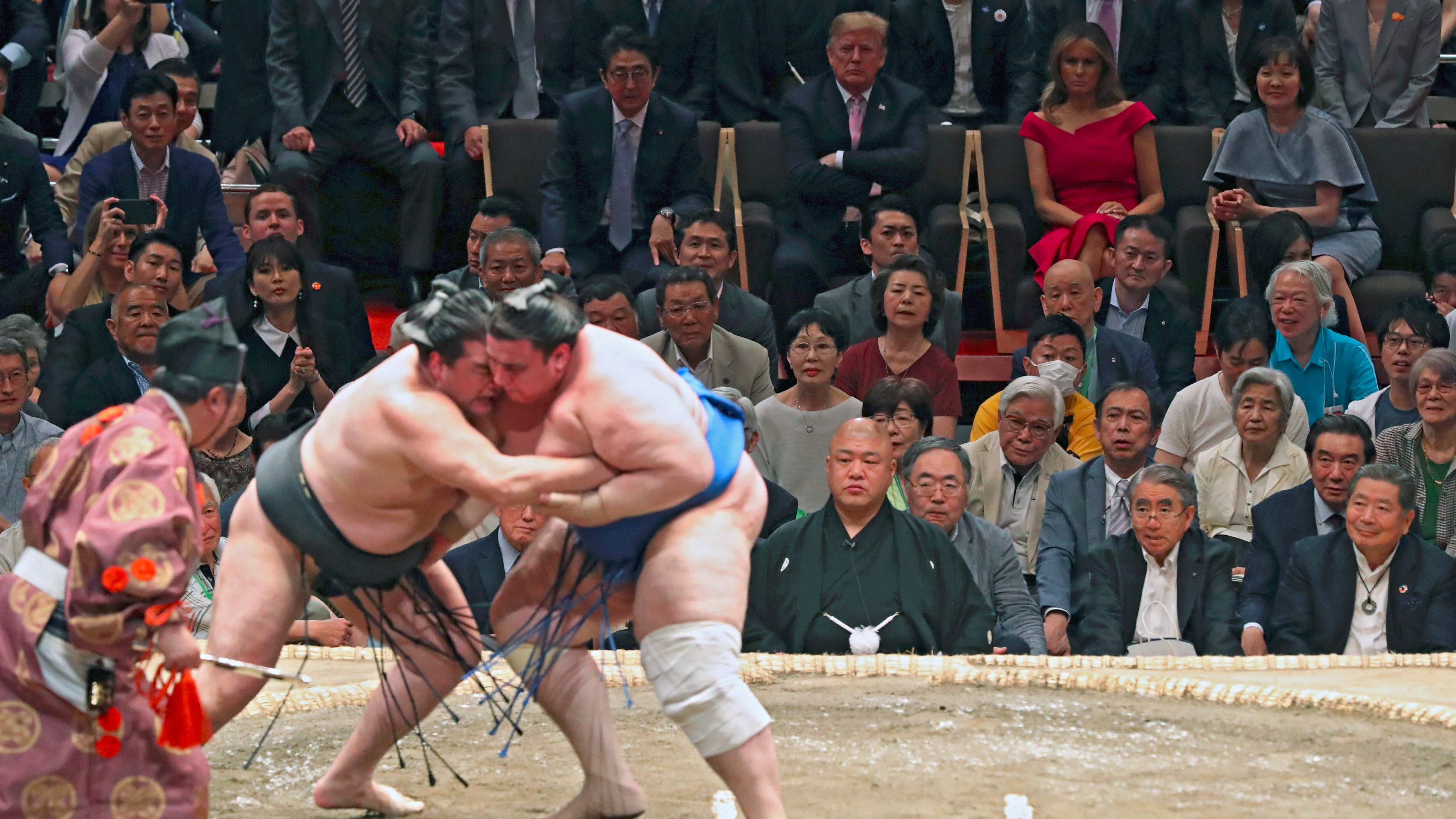 Un día en Japón con Trump: juega golf con Shinzo Abe y entrega trofeo en torneo de sumo