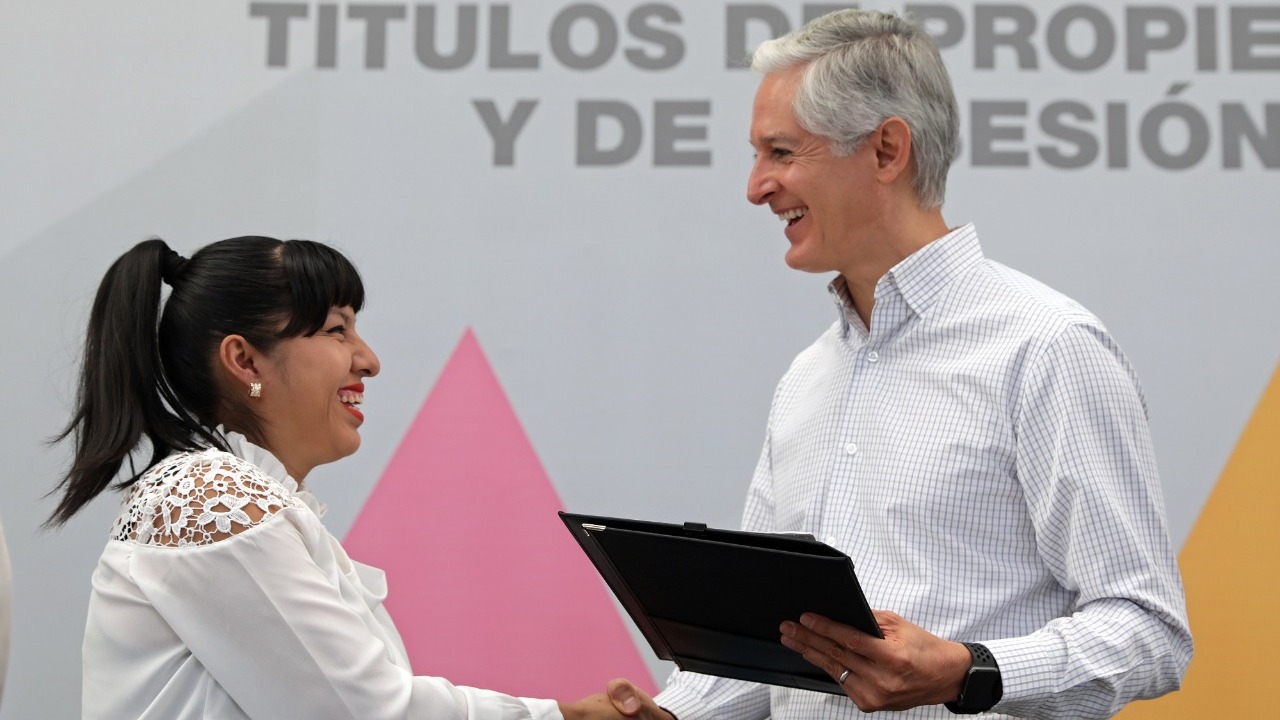 Alfredo Del Mazo entrega títulos de propiedad en Texcaltitlán