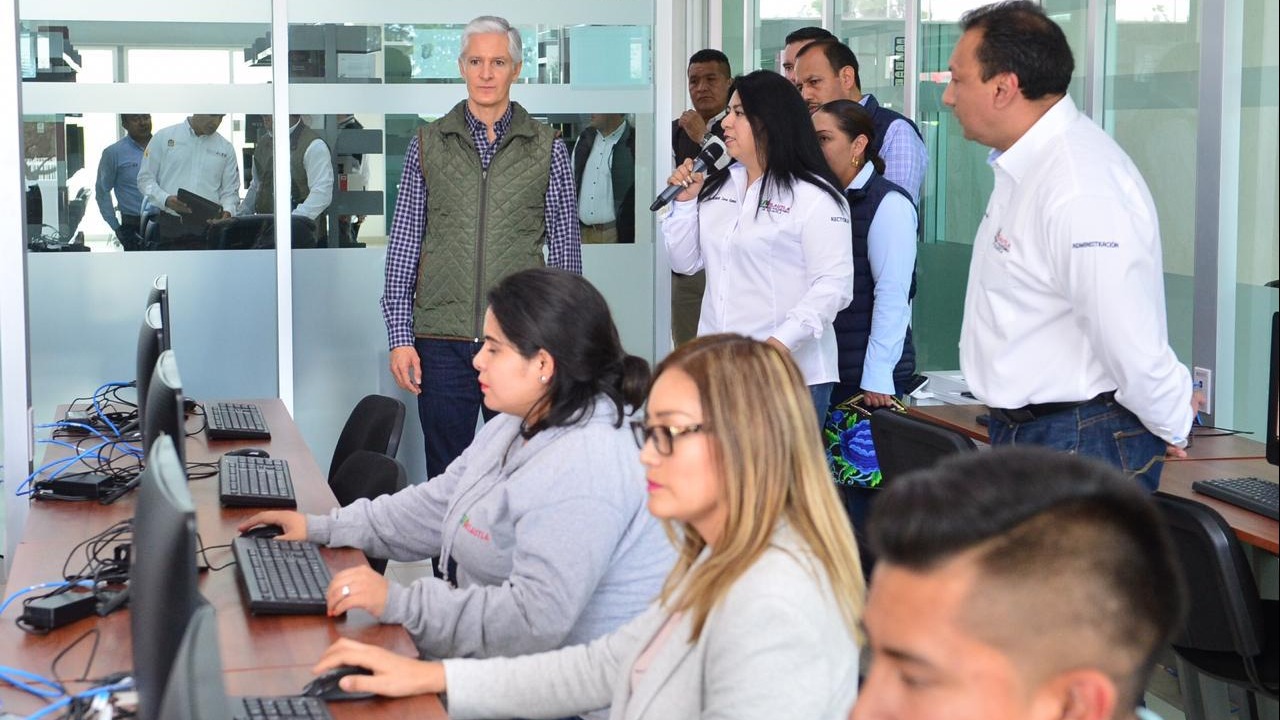 Alfredo del Mazo entrega centro de información y documentación en Atlautla