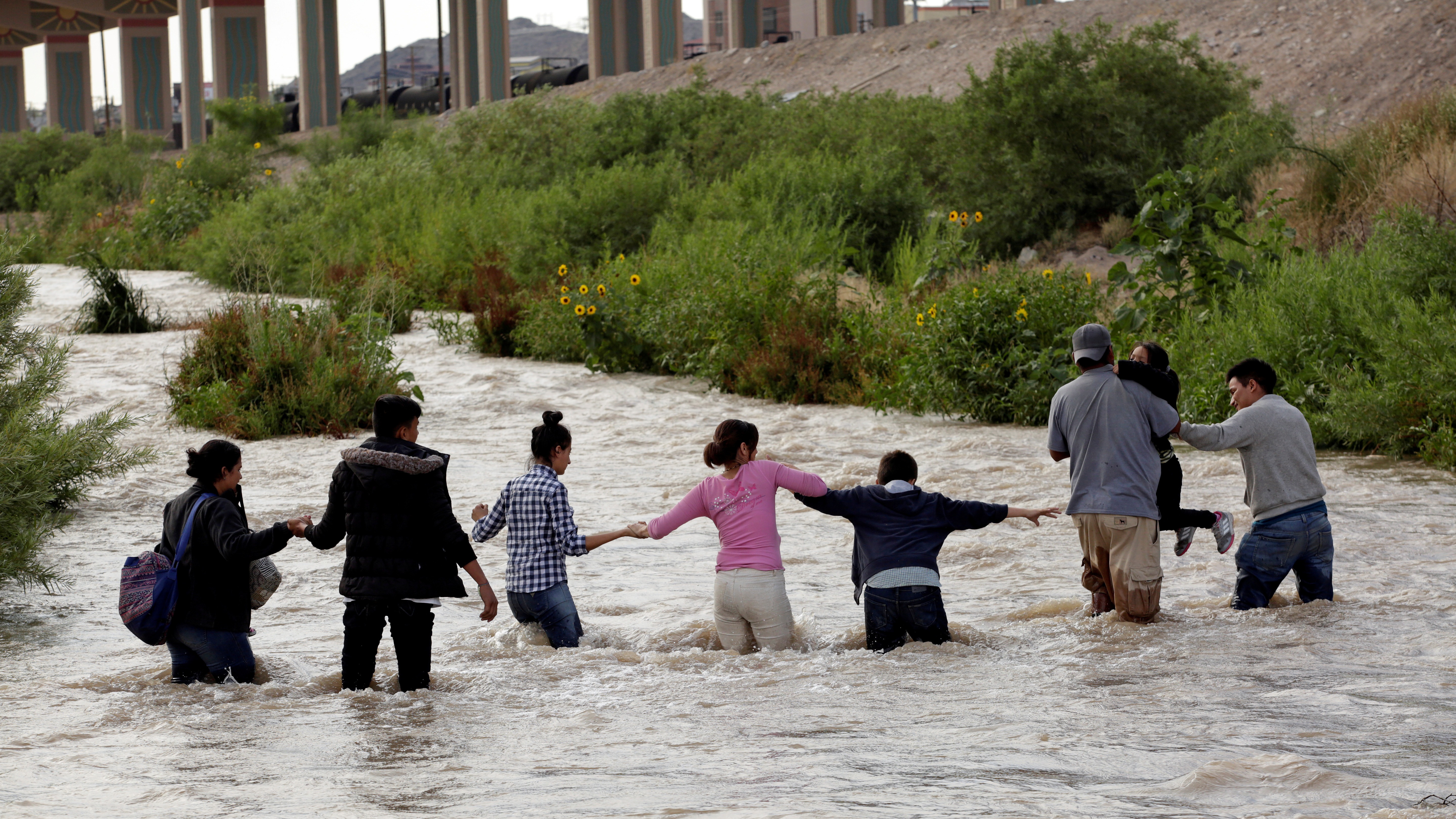 Migrantes intentan cruzar el río Bravo.