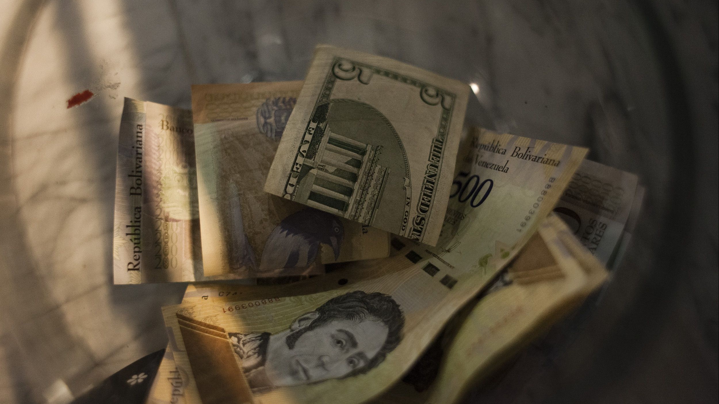 El caso del dólar estadounidense en Venezuela: antes prohibido, ahora omnipresente