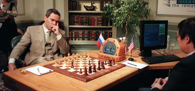 Kasparov (a la izquierda) contra Deep Blue (computadora de color negro) en una de las partidas de 1997.