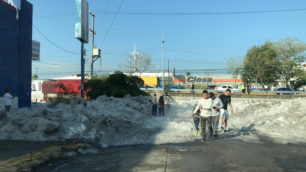 Guadalajara amanece con granizo de hasta un metro de altura