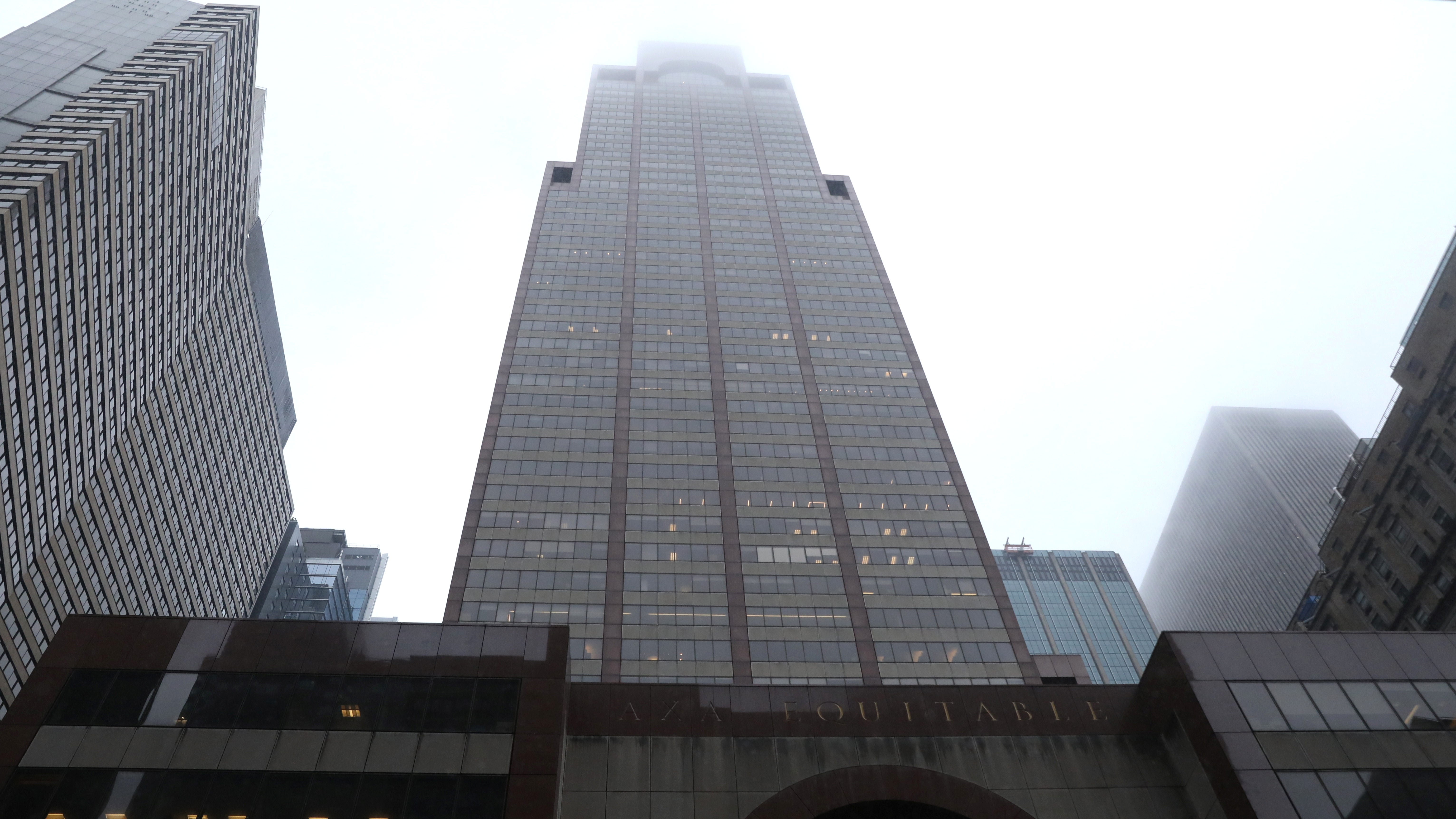 Edificio de Manhattan donde un helicóptero se estrelló.
