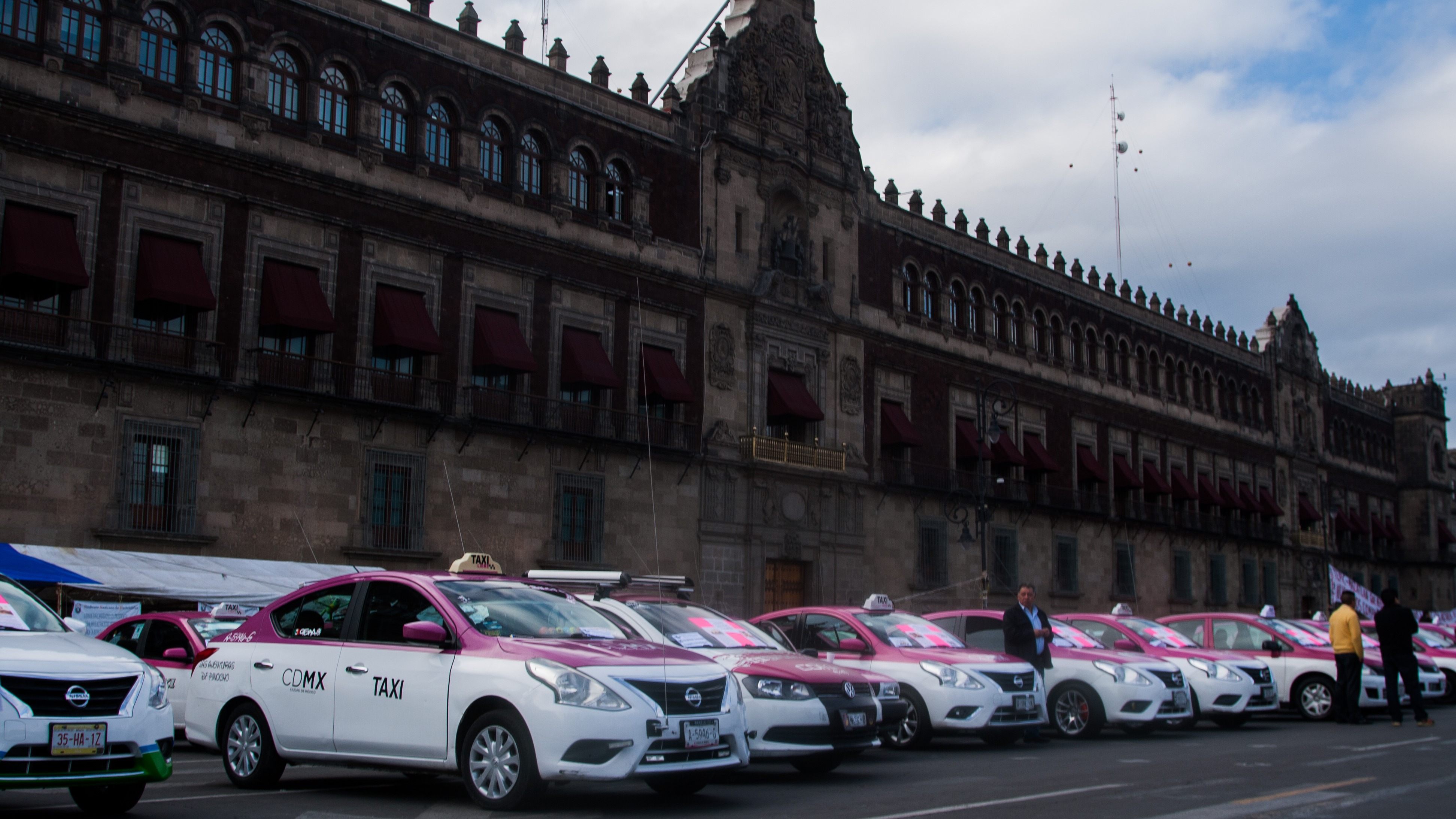 Taxistas se manifiestan en el Zócalo capitalino.