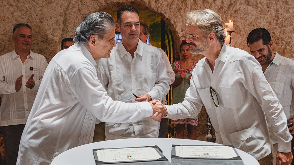 Directivos de Bepensa y Grupo Xcaret firmaronn el acuerdo.